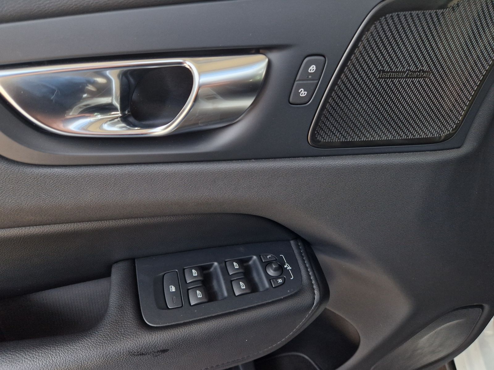 Fahrzeugabbildung Volvo XC60 Momentum Pro 2WD PANO H/K LED