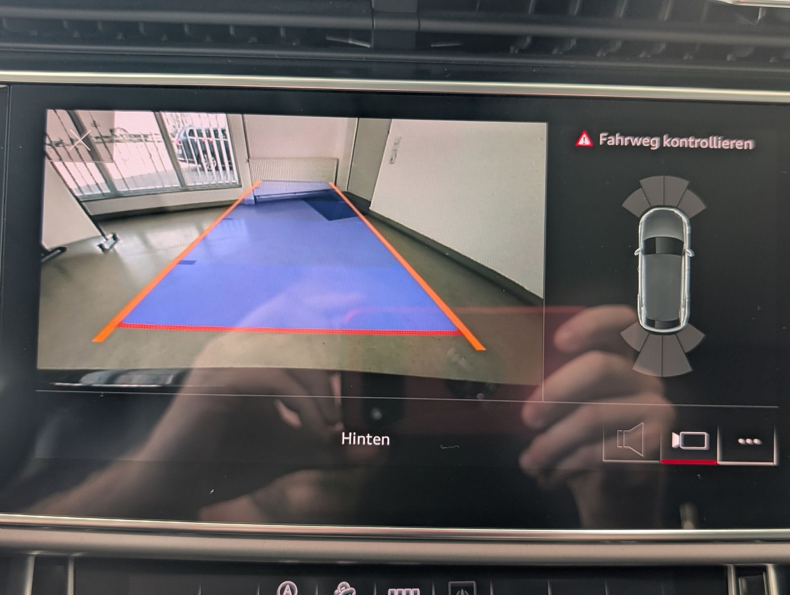 Fahrzeugabbildung Audi Q8 45 TDI Quattro S-line HD-MATRIX AHK LUFT 21"