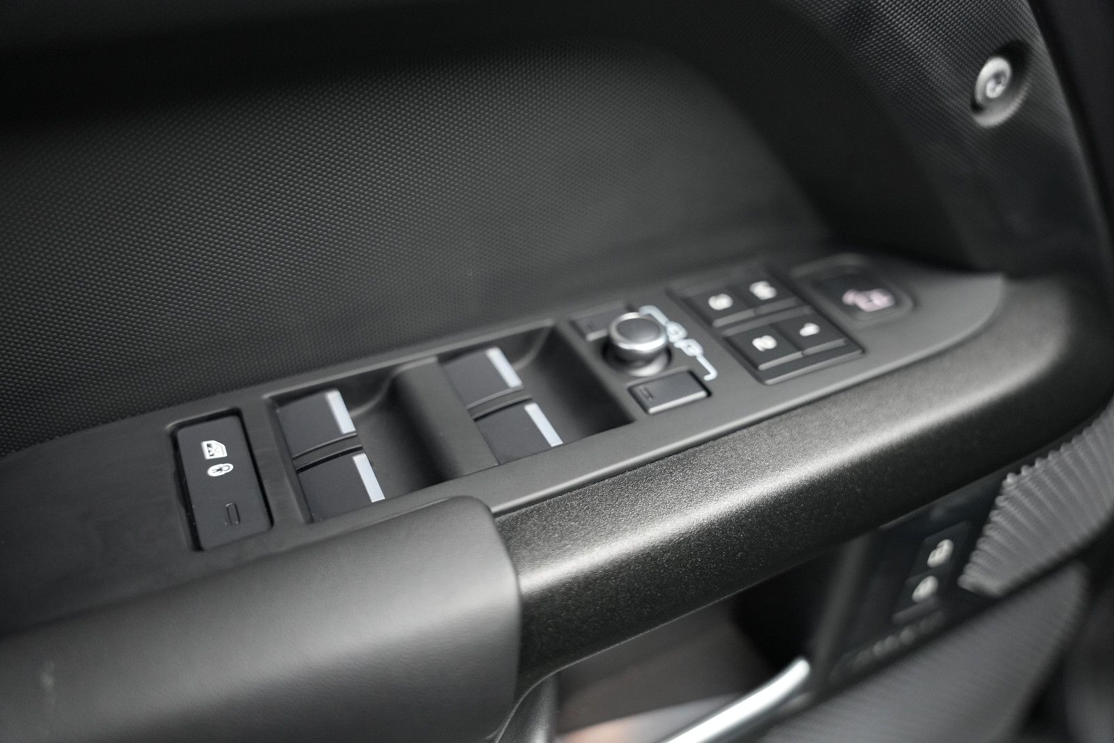 Fahrzeugabbildung Land Rover Defender 110 V8 *Panorama*HUD*Meridian*360°KAM*