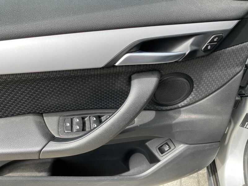 BMW X1 sDrive18d AHK/LED/NAVI/ParkAssi/TEMPO/SH foto 6