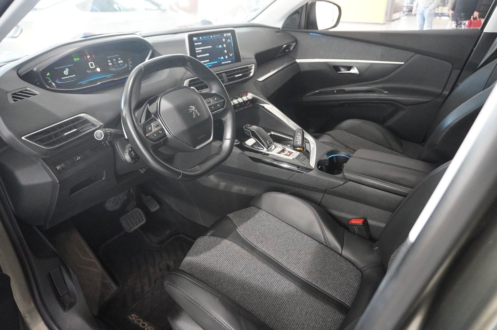 Fahrzeugabbildung Peugeot 5008 1.6D ALLURE 7-SITZER NAVI/KAMERA/SHZ/SPORT