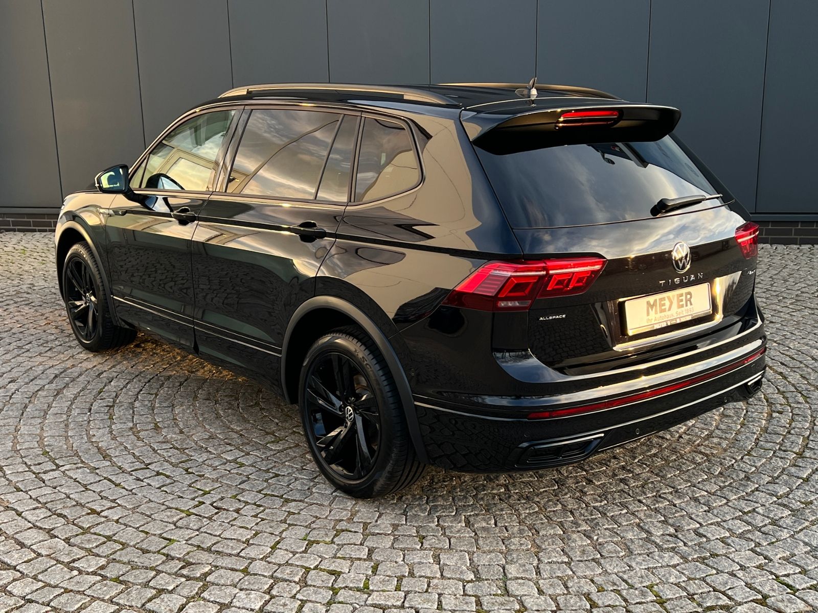 Fahrzeugabbildung Volkswagen Tiguan Allspace R-Line 2.0 TDI DSG 4MOTION *AHK,