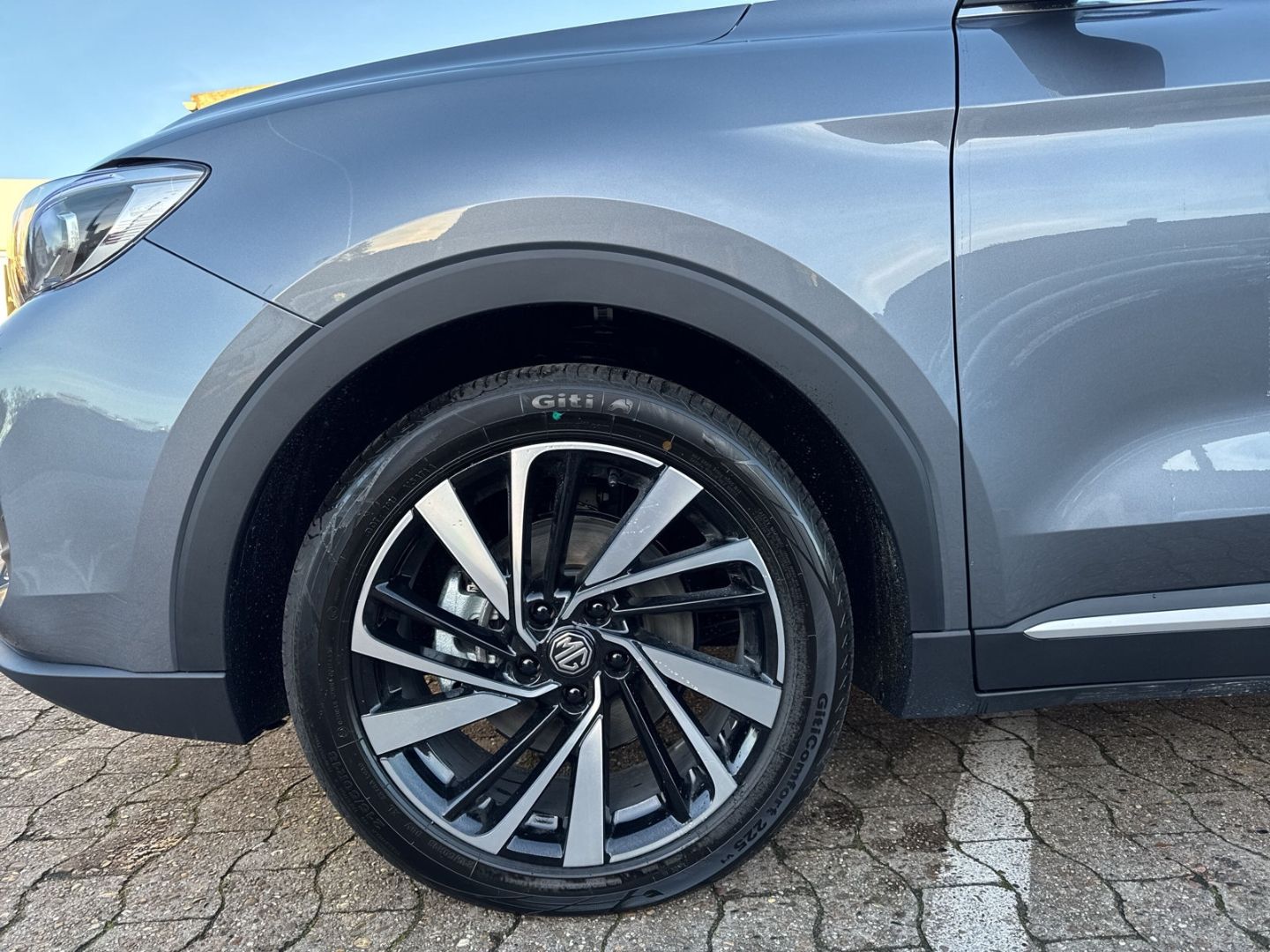 Fahrzeugabbildung MG ZS Hybrid+LUX AT MY25 TOP FINANZ* versch. Farben
