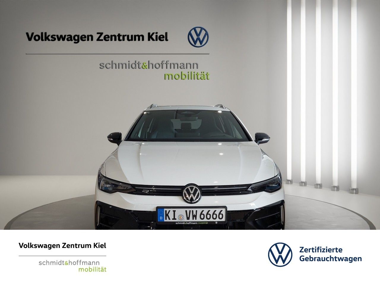 Volkswagen Golf VIII Variant R 4Motion 2.0 TSI PANO NAVI foto 1