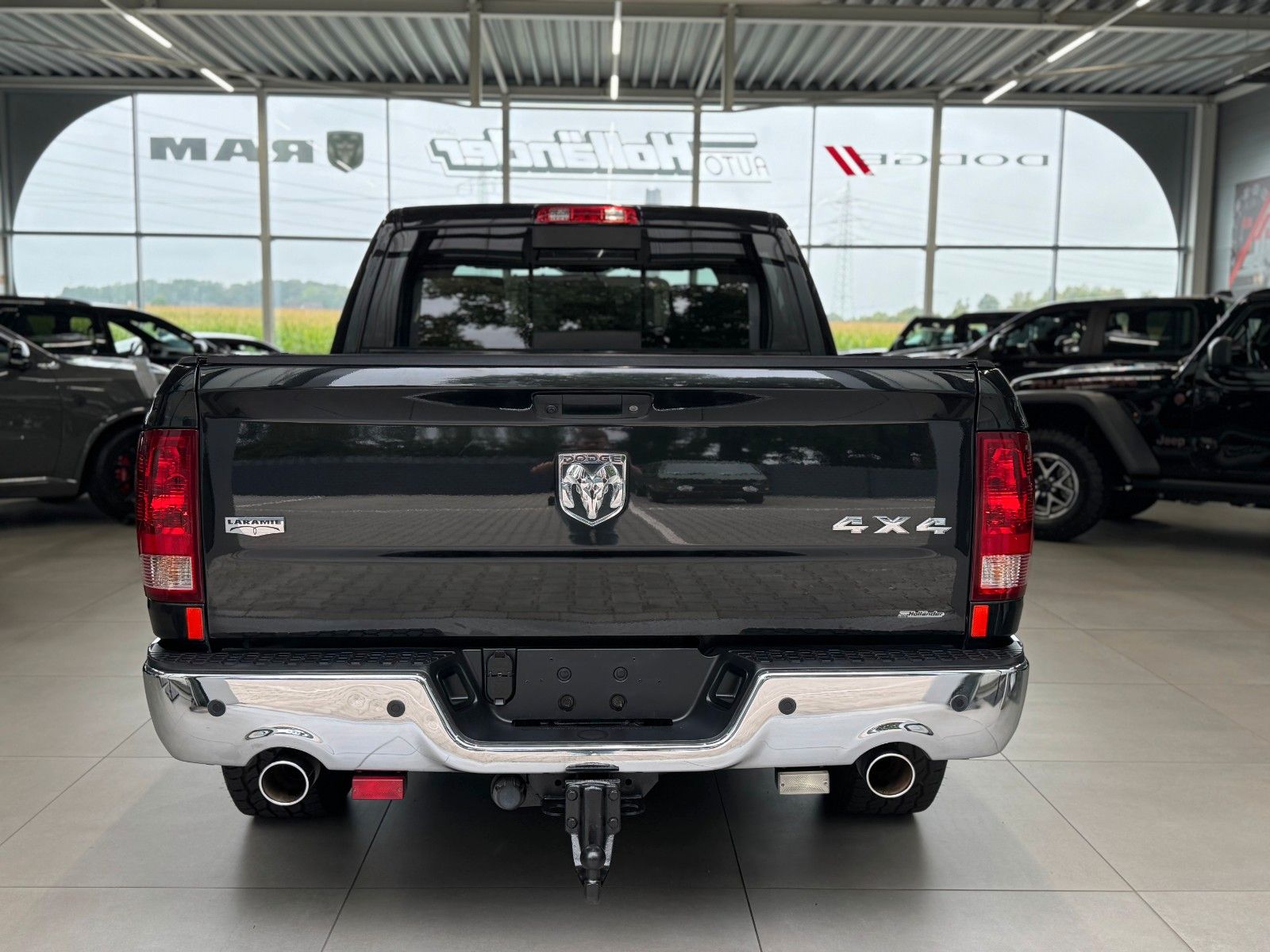 Fahrzeugabbildung Dodge RAM 5,7 Laramie Crew Cab LPG DVD RAM BOX 1.Hand