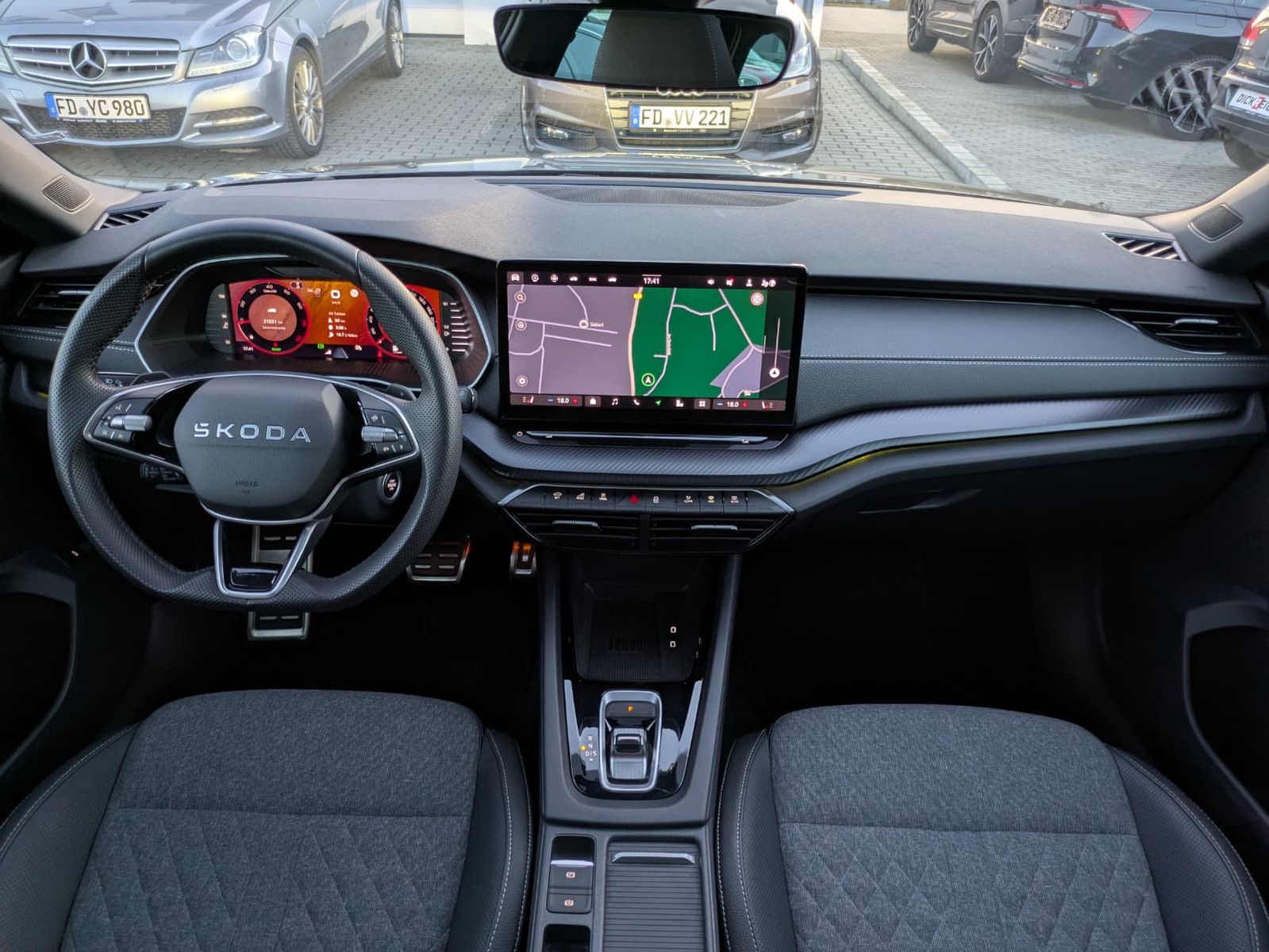 Fahrzeugabbildung SKODA Octavia 1.5 DSG Sportline PANO*MATRIX*AHK*5J.GAR