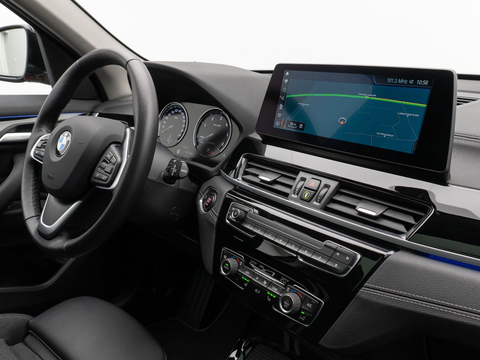 Fahrzeugabbildung BMW X1 xD20d Sport Line Panorama Kamera HUD DAB AHK