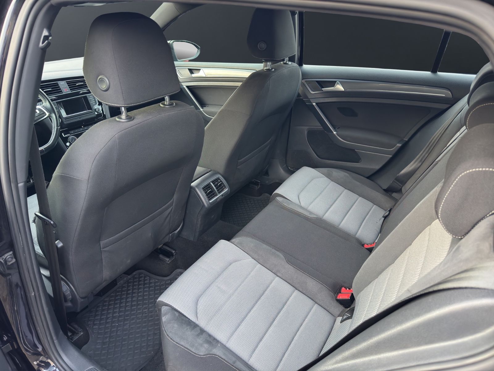 Fahrzeugabbildung Volkswagen Golf VII Lim. R*Line*2.Hand*TÜV*Neu*122PS*