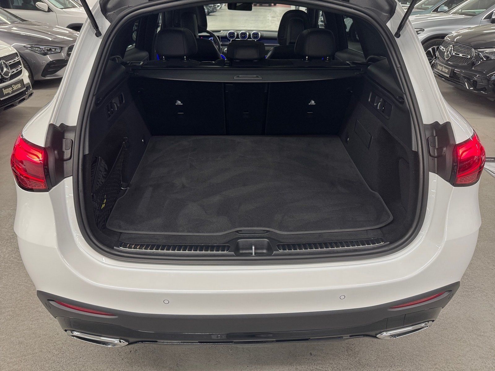 Fahrzeugabbildung Mercedes-Benz GLC 300 4M AMG Plus*Airmatic*STDHZG*Distro*AHK*