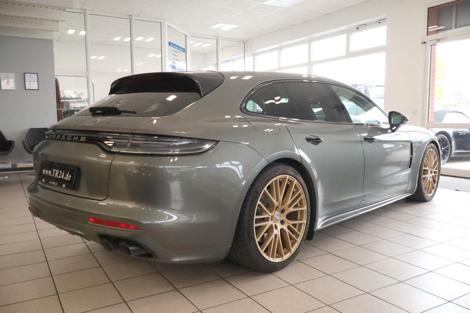 Fahrzeugabbildung Porsche Panamera Sport Turismo 4 E-Hybrid Platinum Edt.