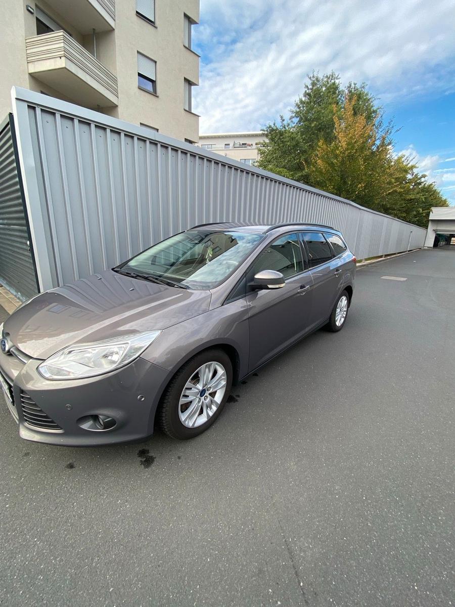 Ford Focus 2012 — interior