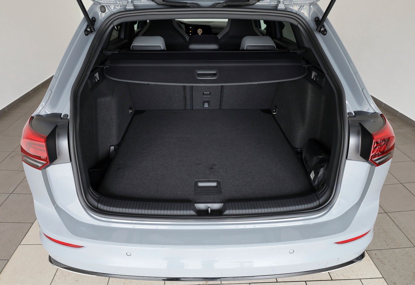 Fahrzeugabbildung Volkswagen Golf VIII Variant R-Line eTSI Navi,LED,ACC,AHK