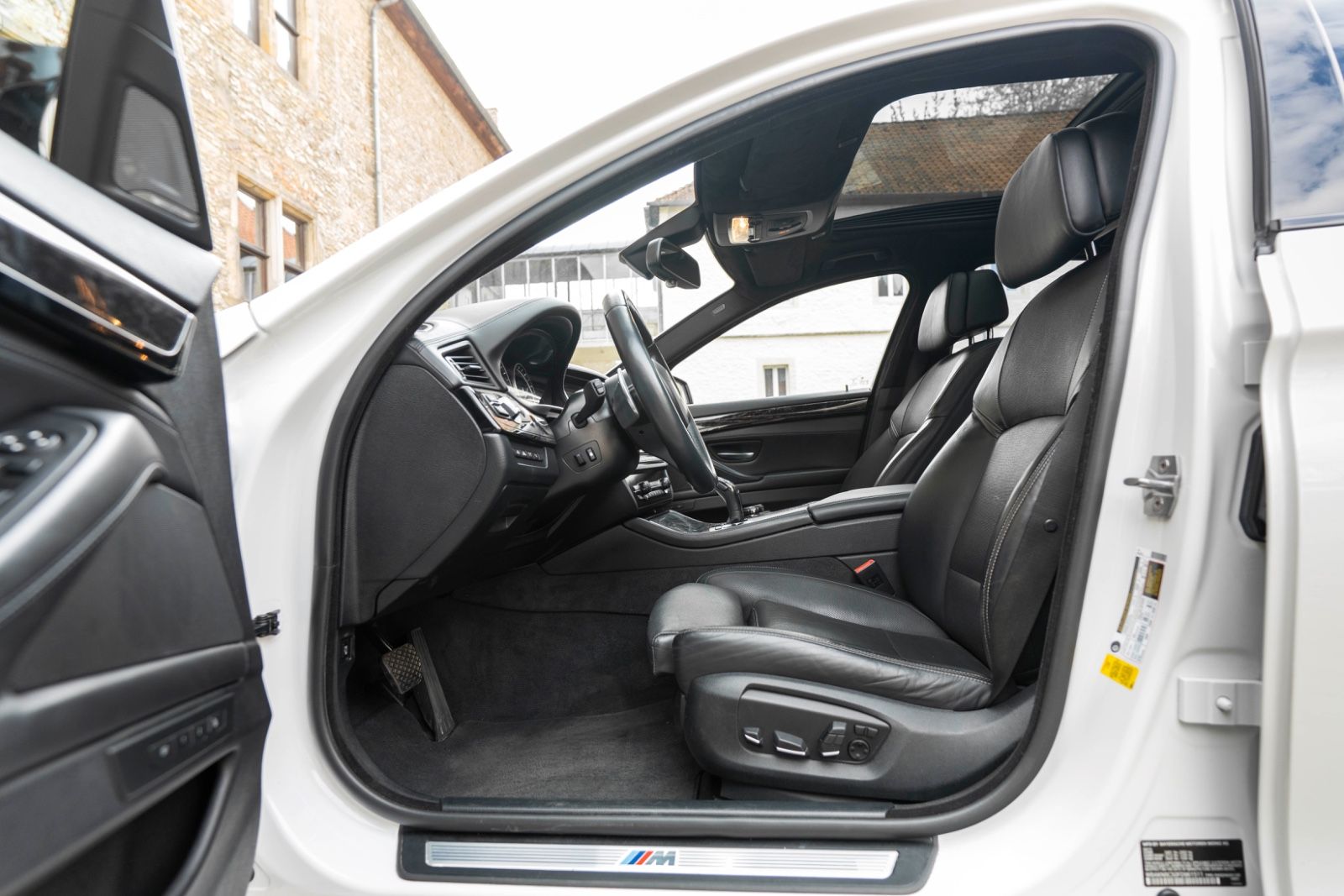 Fahrzeugabbildung BMW 550I M-SPORTPAKET HUD H&K LED KAM ACC