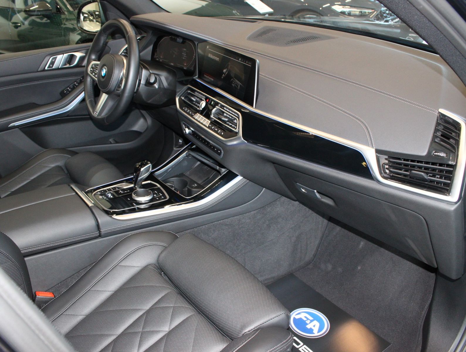 Fahrzeugabbildung BMW X5 xDrive30d M Sport Pano+HUD+360° Kamera