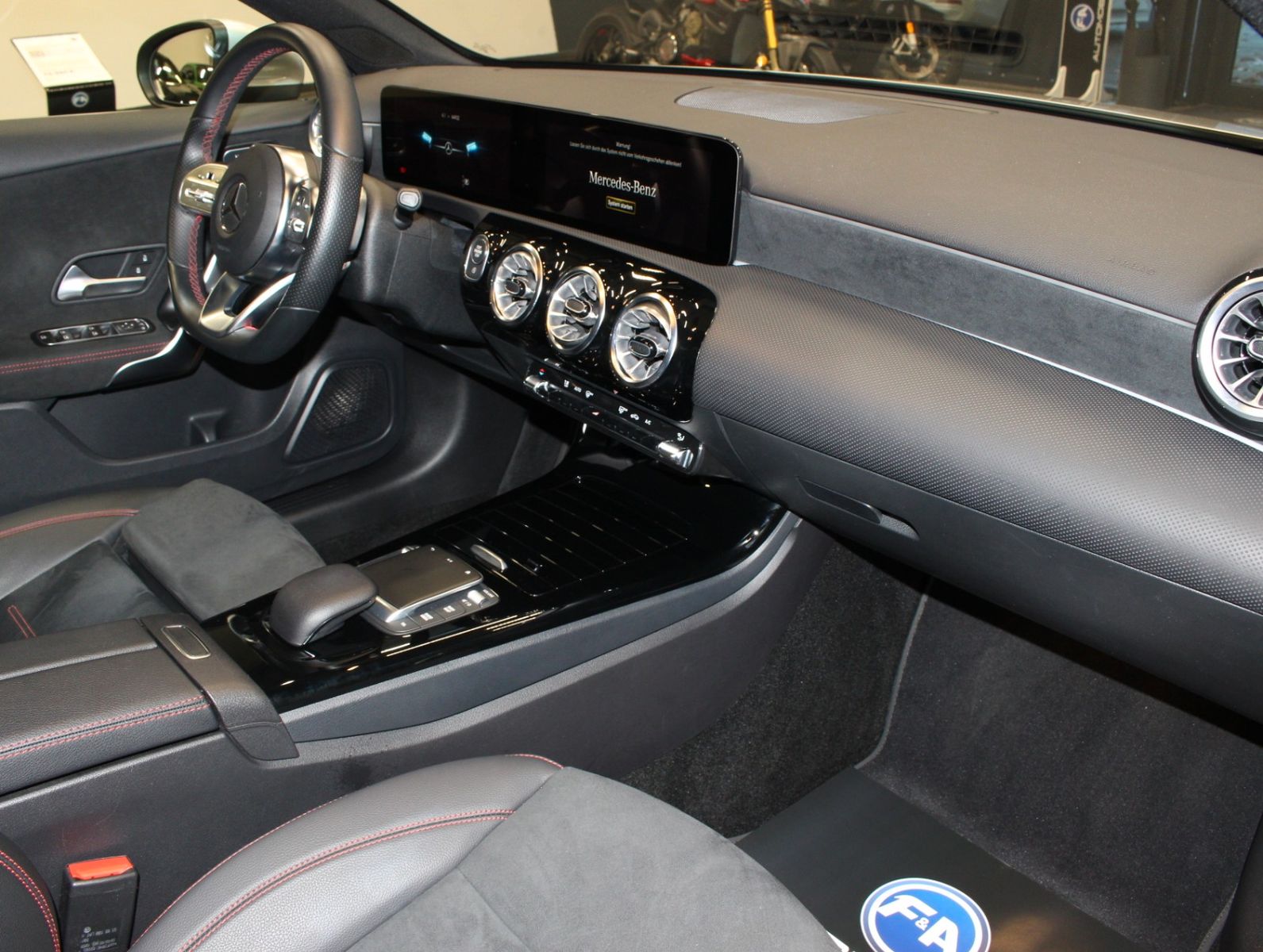 Fahrzeugabbildung Mercedes-Benz A 200 Limousine AMG Line Widescreen*Ambiente