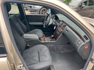 Mercedes E 230 - 6