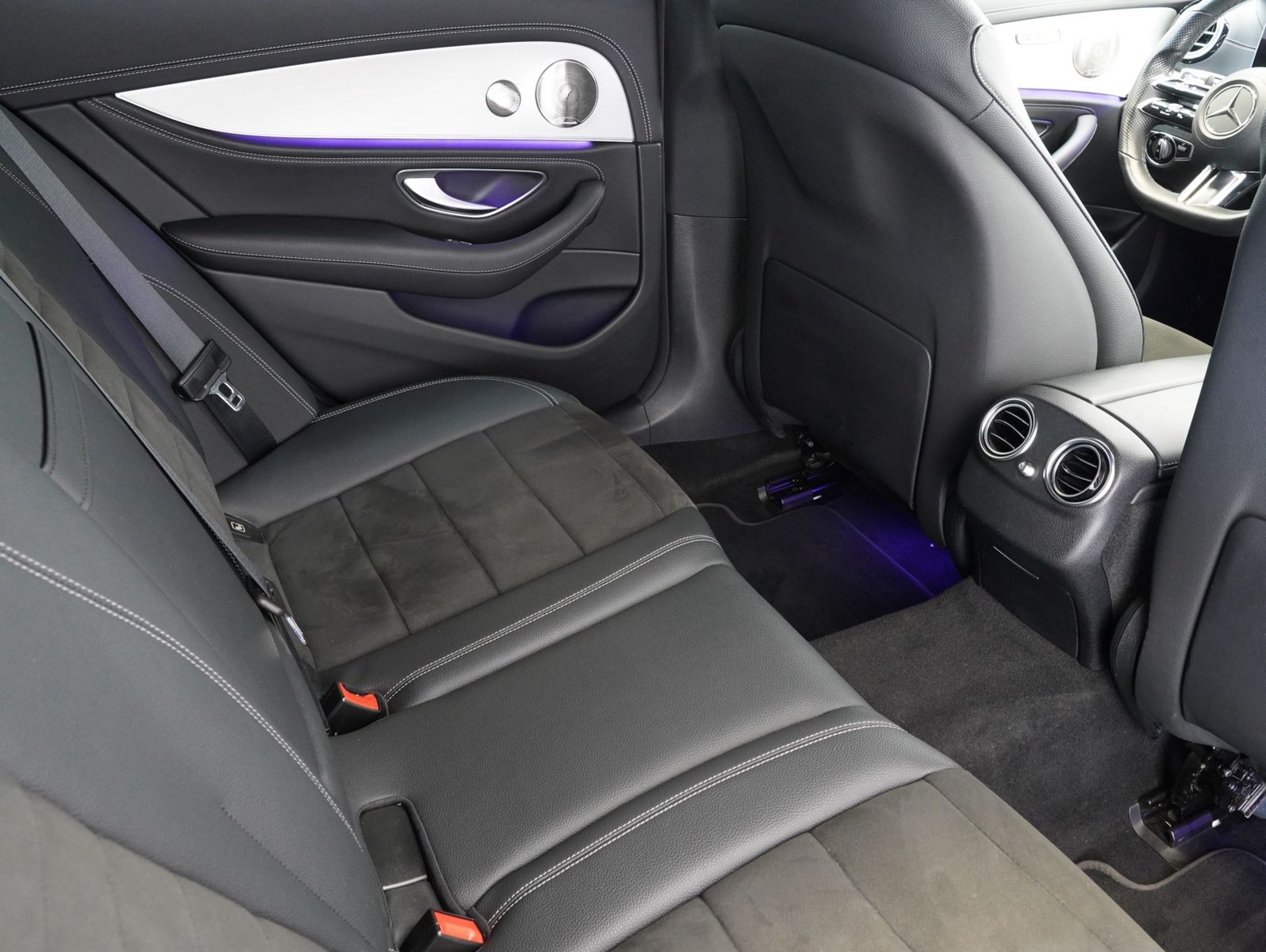 Fahrzeugabbildung Mercedes-Benz E 300 de T 4Matic AMG Line DISTRONIC/BURMESTER
