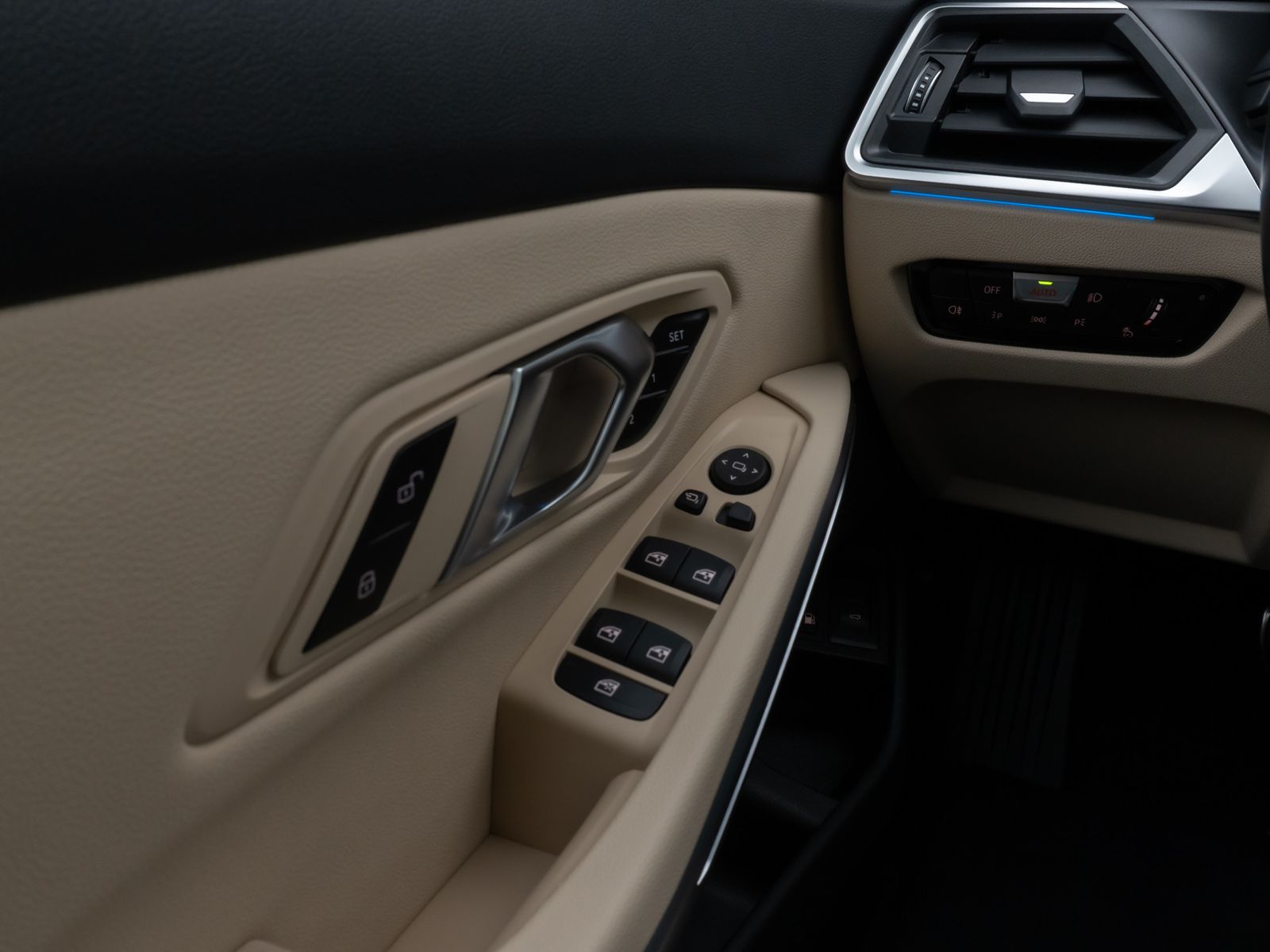 Fahrzeugabbildung BMW 330e M Sport Pro Panorama Kamera HUD H/K Komfort