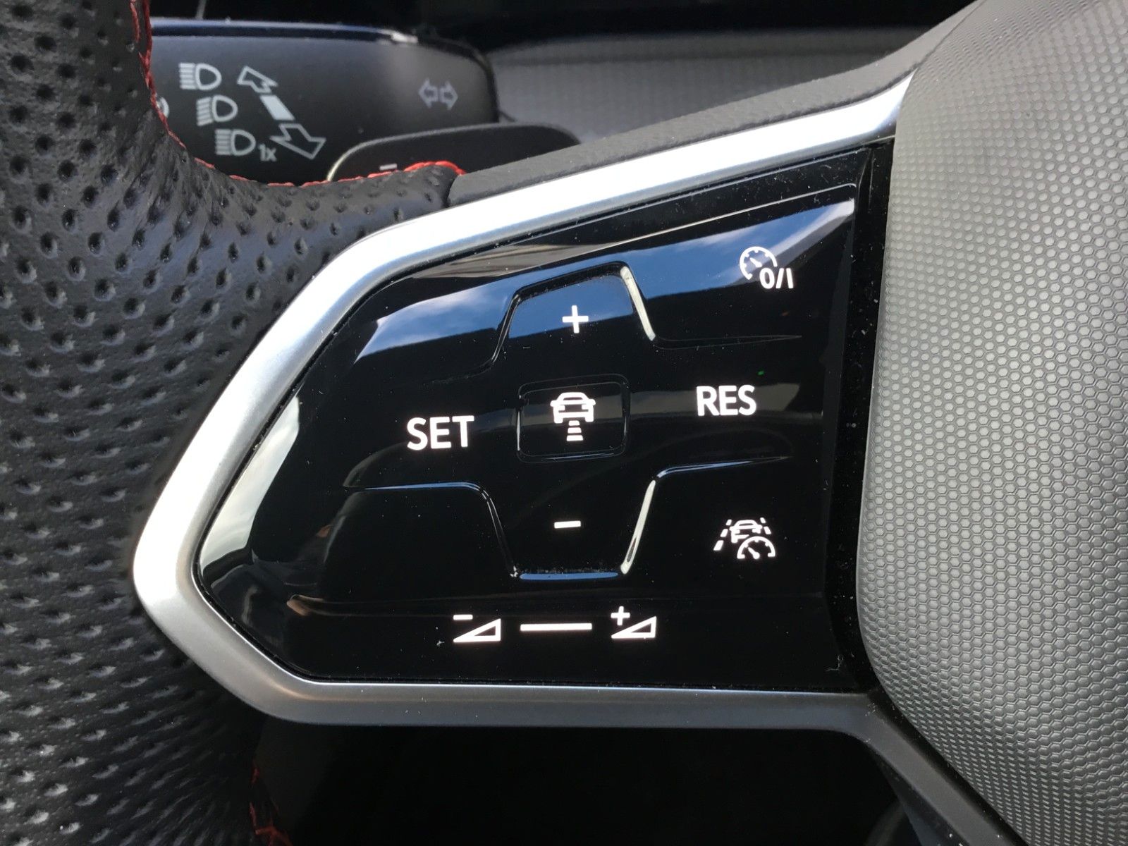 Fahrzeugabbildung Volkswagen Golf 2.0 TSI DSG GTI+Pano+18"+IQ Light