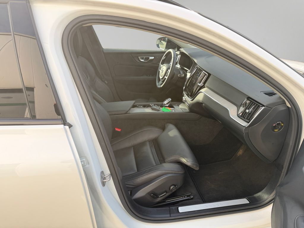 VOLVO V60 B4 B DKG Plus Dark 360° HUD AHK semi elektr. VOLVO V60 B4 B DKG Plus Dark 360° HUD AHK semi elektr.