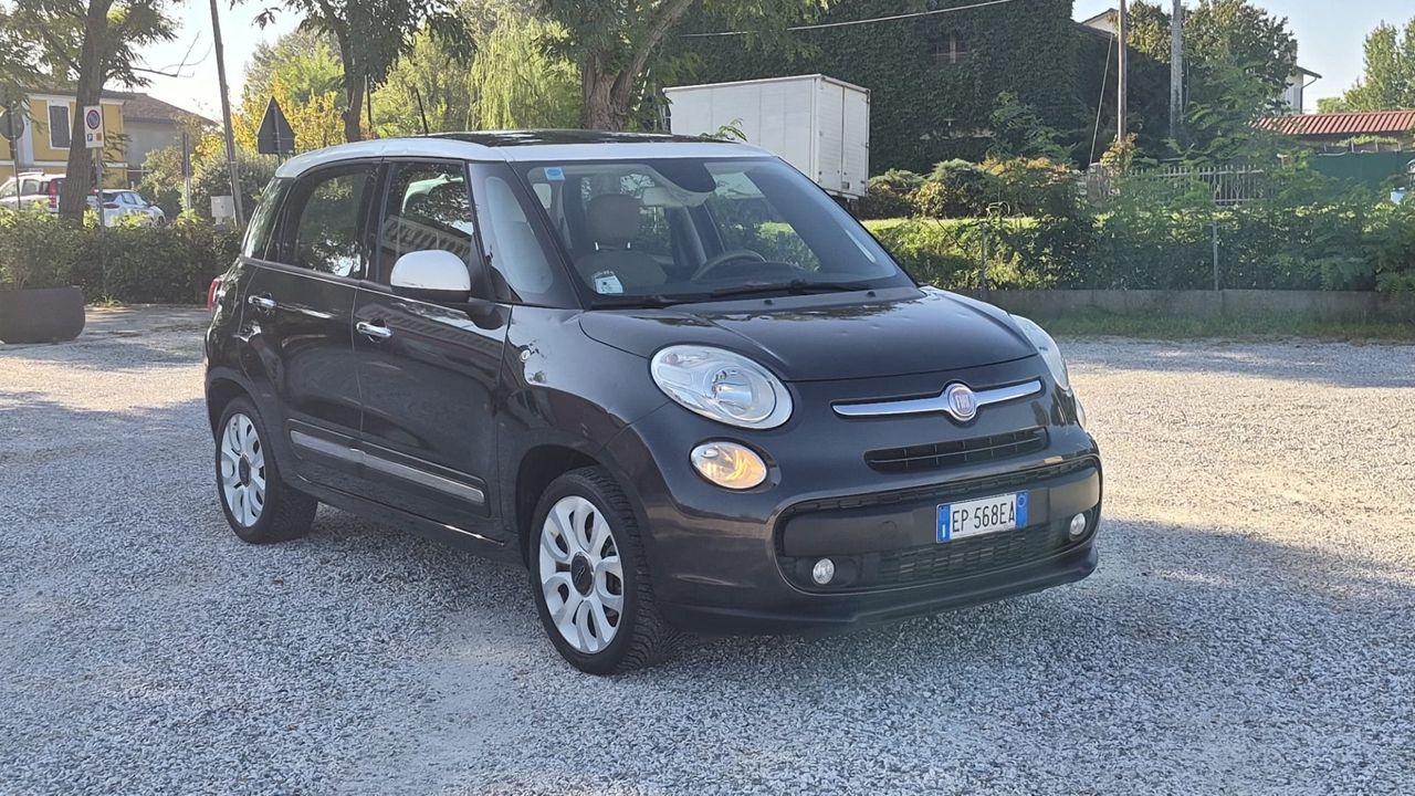 Fiat 500L 2012 — rear view