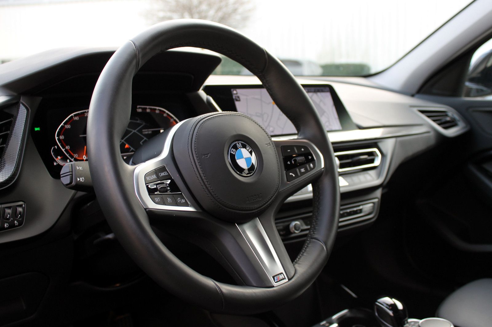 Fahrzeugabbildung BMW 118i Sport-Line Steptr. LED PDC CarPlay SHZ BT