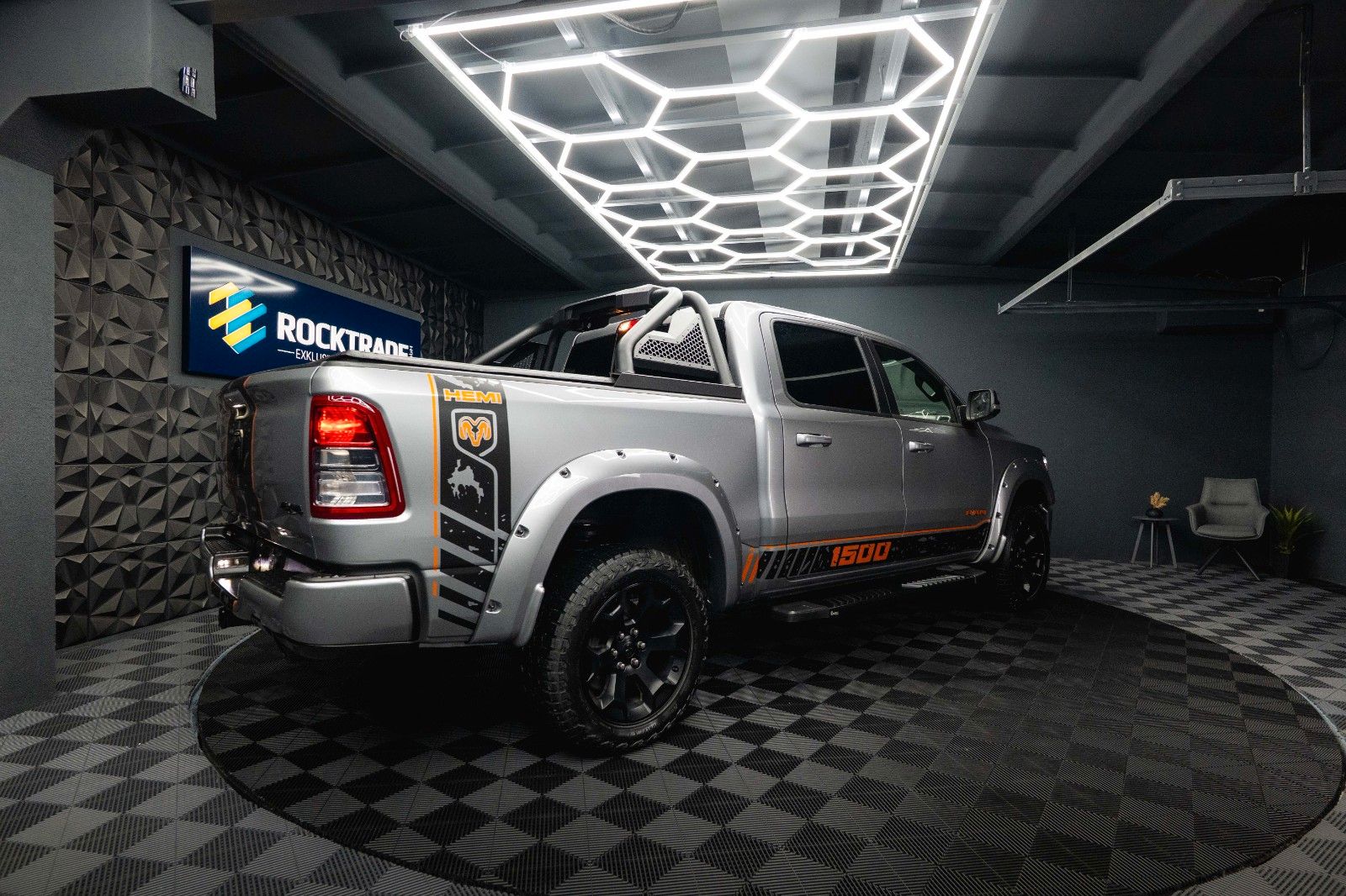 Fahrzeugabbildung Dodge RAM 5.7 V8 HEMI 4x4 OFFROAD Night-Paket *LED*19%