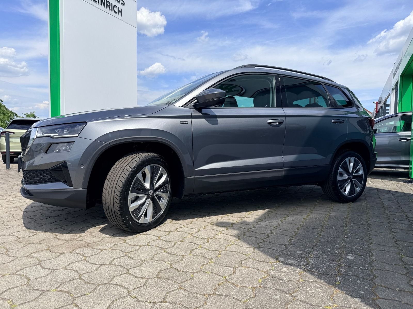 Fahrzeugabbildung SKODA Karoq Tour 1.5 TSI DSG*AHK*360°Cam*behFro*eHeck