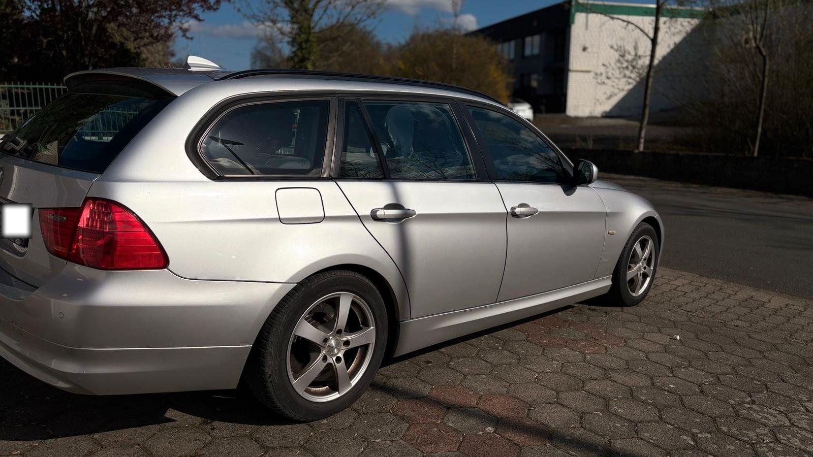 BMW 318 2011 — rear view