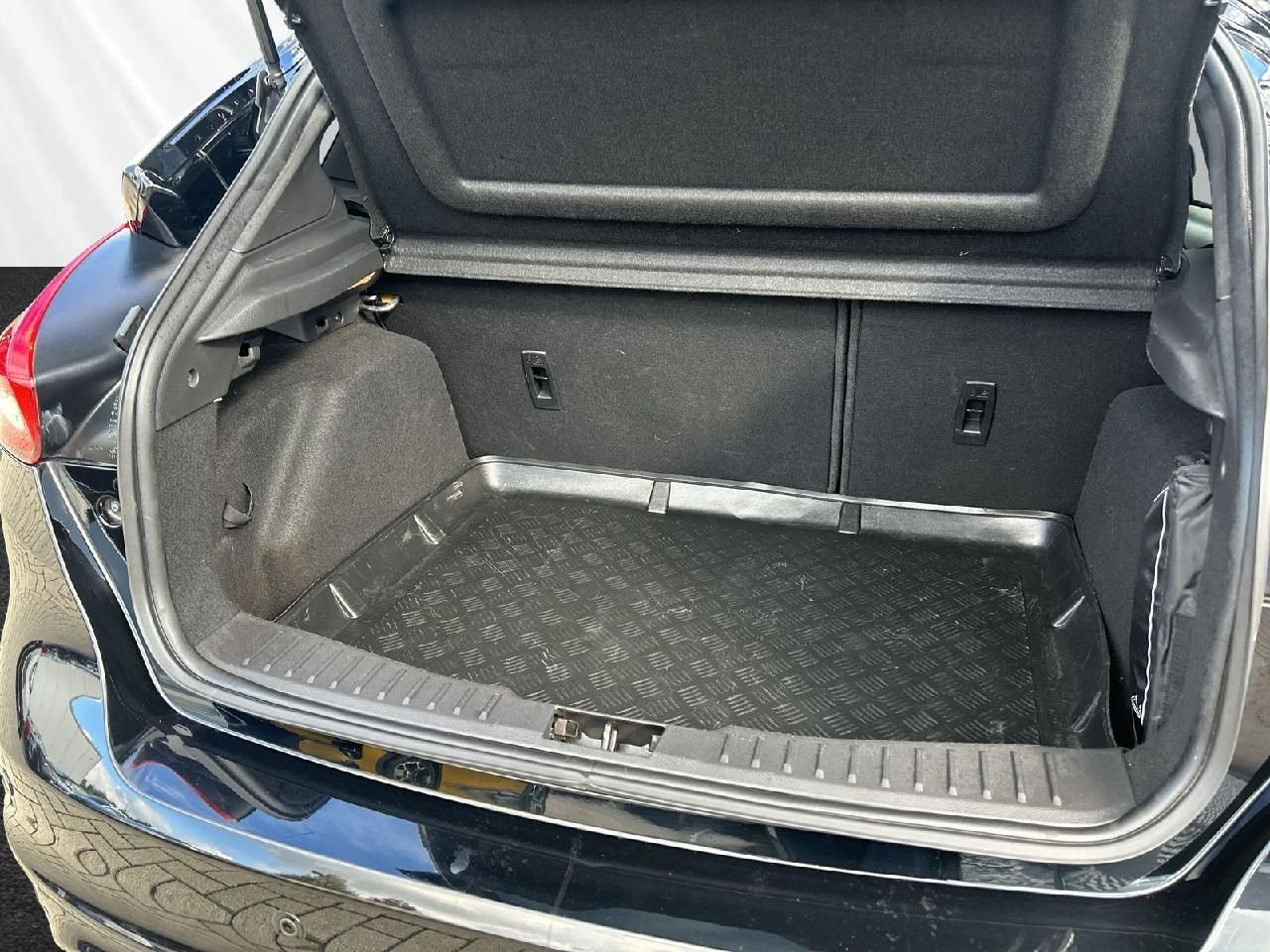 Fahrzeugabbildung Ford Focus Lim. 1,0 ST-Line