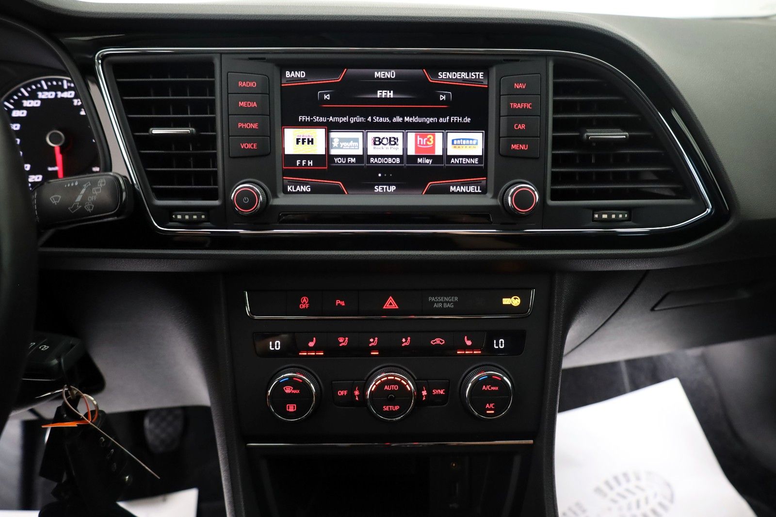 Fahrzeugabbildung SEAT Leon ST Style Navi,SH,PDC,AHK,8-fach bereift!