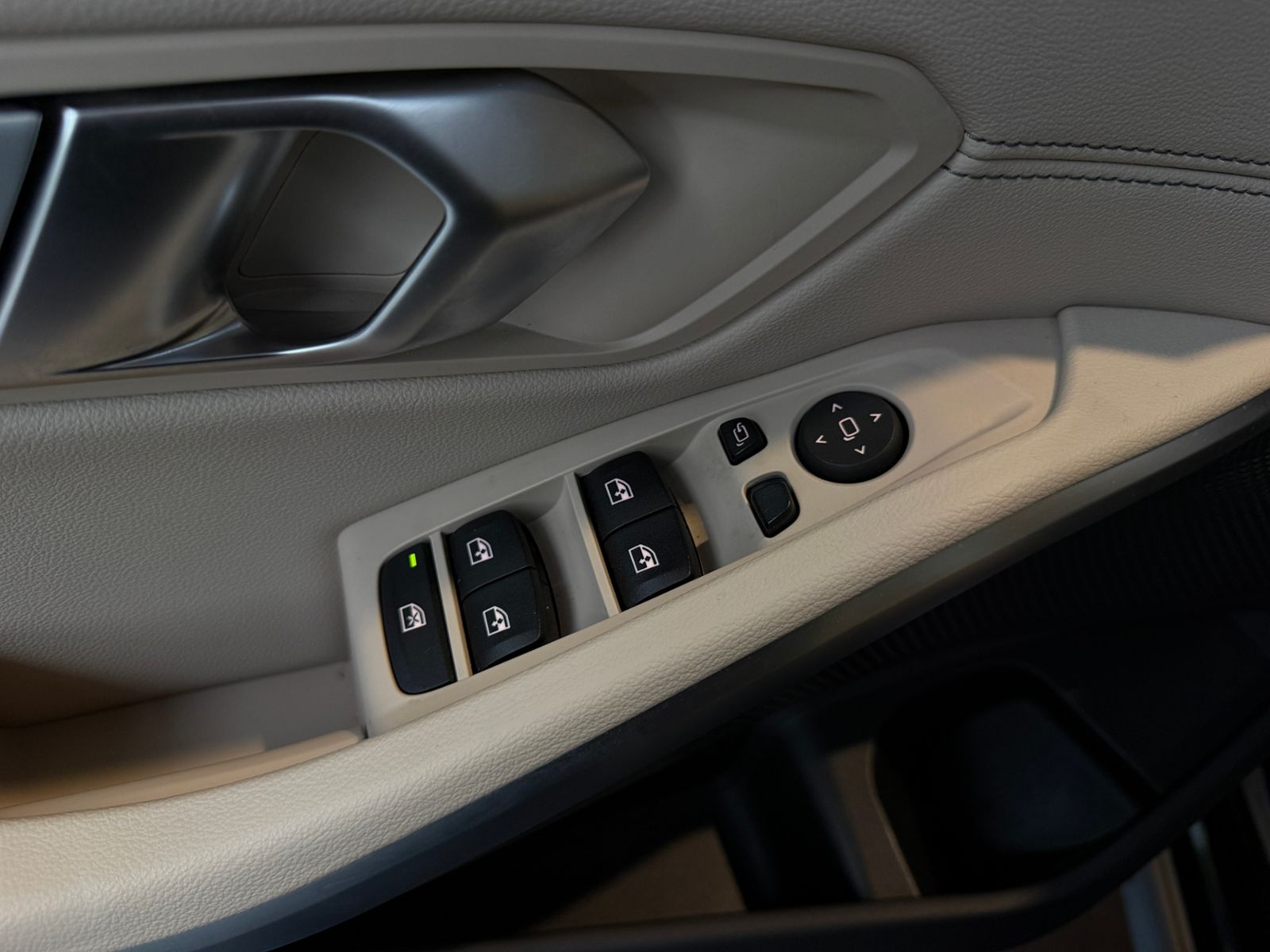 Fahrzeugabbildung BMW 320d Shadow Line AHK HUD KAM LED