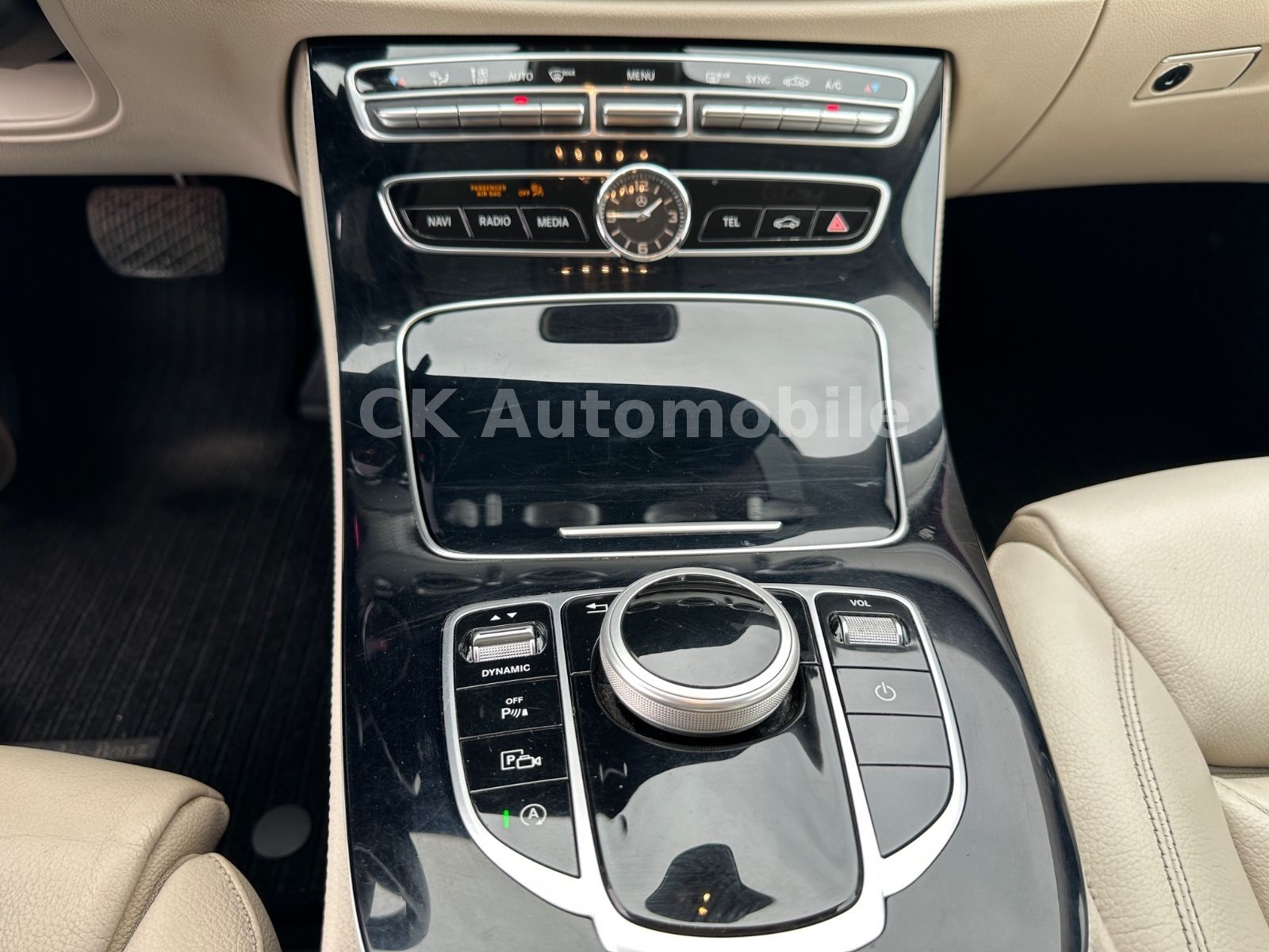 Fahrzeugabbildung Mercedes-Benz E 300 Lim. AMG-Line/Navi/Leder/Kamera/Burmester