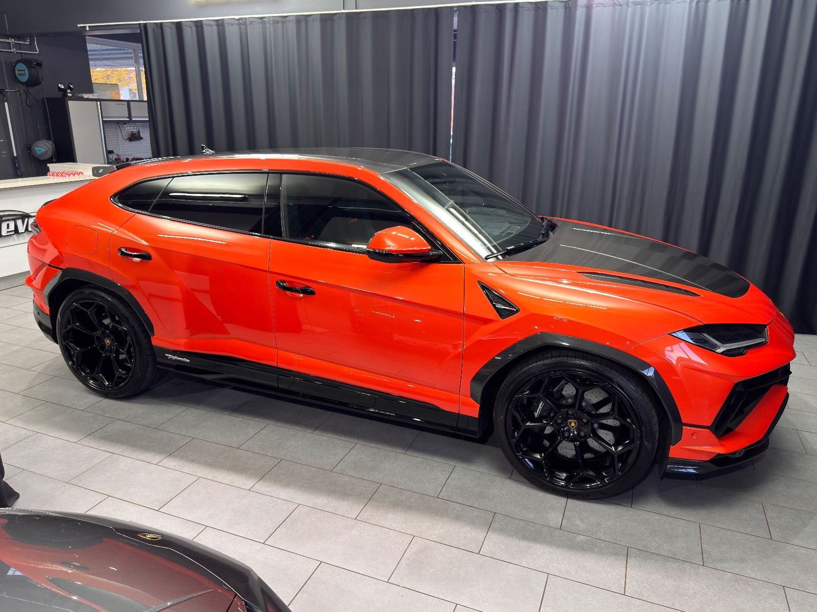 Fahrzeugabbildung Lamborghini Urus Performante|FULL-CARBON|AKRAPOVIC|MASSAGE|