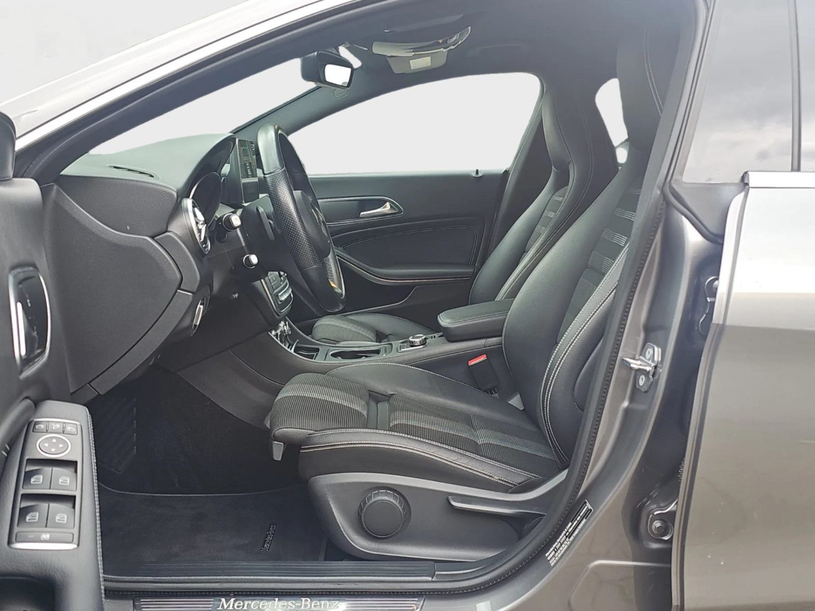 Mercedes-Benz CLA 200-Urban-RFK-Business-Navi-CarPlay-LED-ACC foto 5