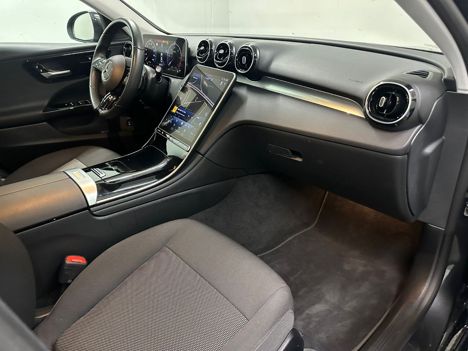 Fahrzeugabbildung Mercedes-Benz C 200 d Autom. AAVANTGARDE*AHK*KAMERA*