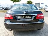 Mercedes-Benz E 220 CDI Avantgarde Aut.*Navi*Xenon*SHZ*PDC*AHK - Mercedes-Benz E 220 aus 2012 mit Diesel-Antrieb: Limousine