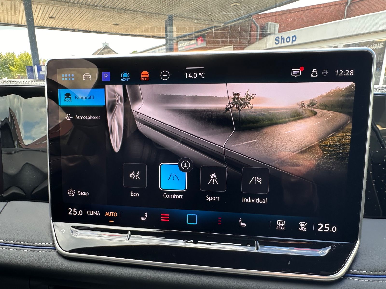Fahrzeugabbildung Volkswagen Tiguan 1.5 eTSI R-Line DSG AHK/Navi/APP/LED/SHZG