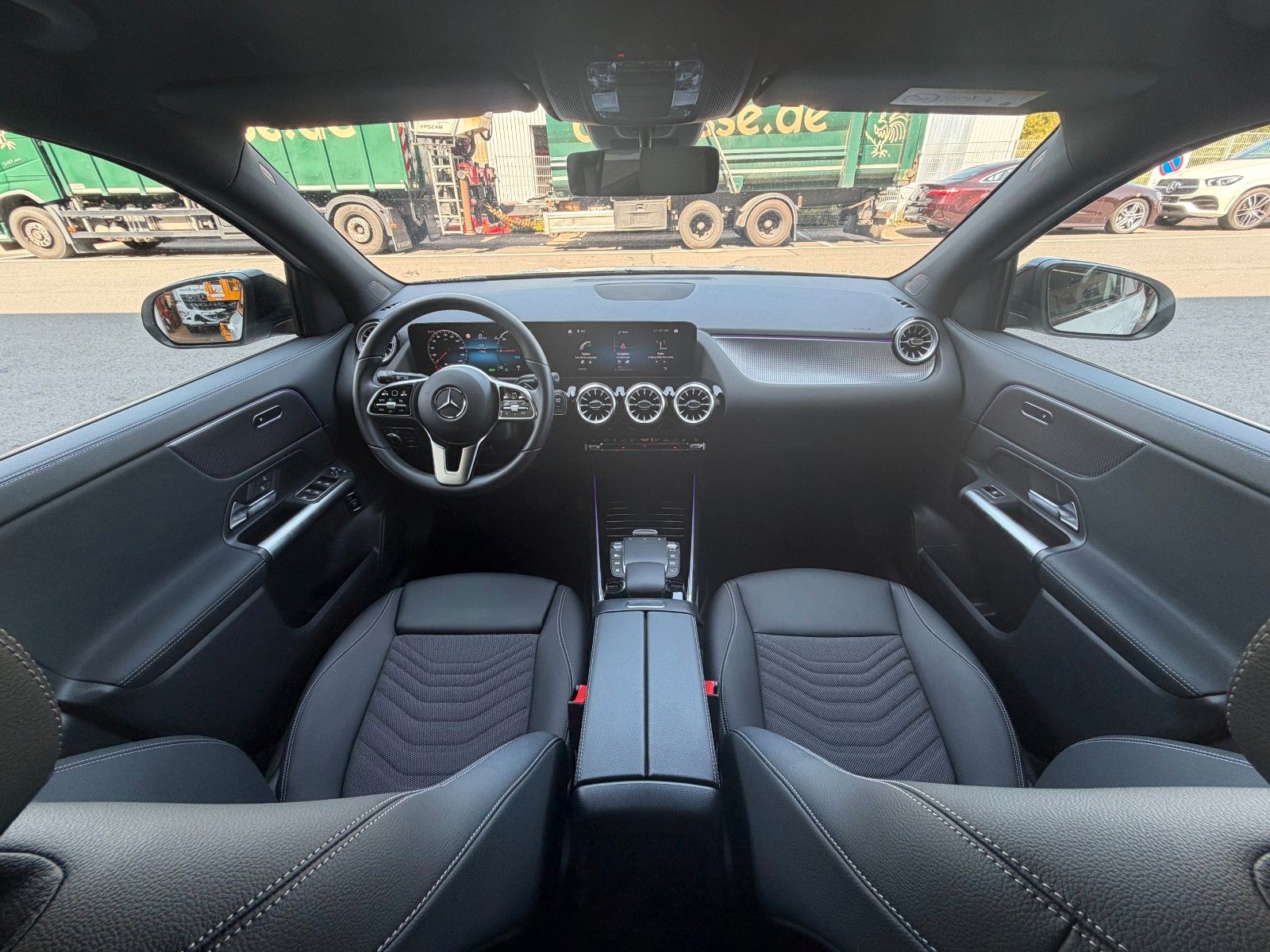 Fahrzeugabbildung Mercedes-Benz EQA 300 4M Progressive+19AMG+RKF+TotW+Ambiente+