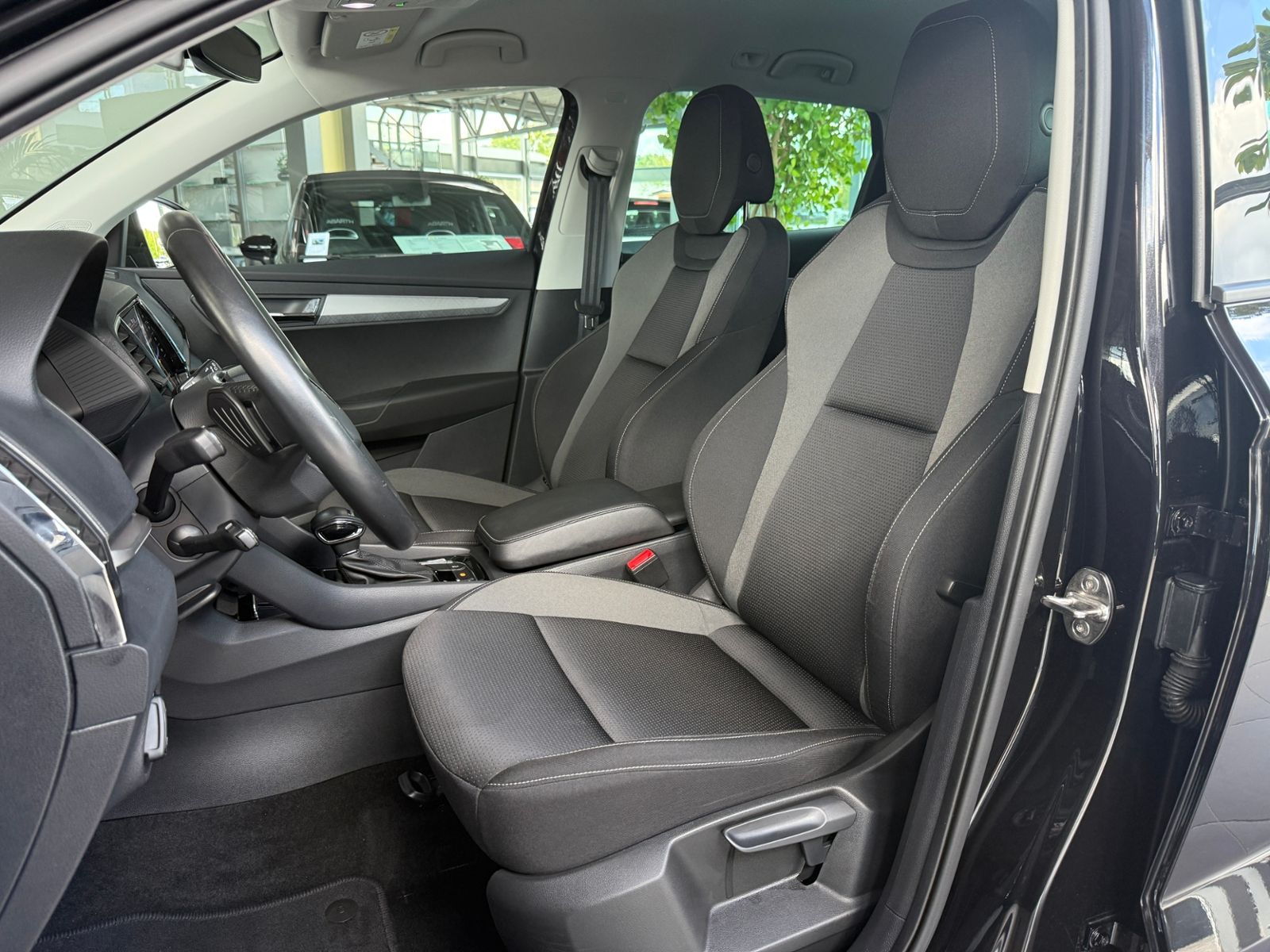 Fahrzeugabbildung SKODA KAROQ 1.5 TSI DSG AHK AMB LED NAVI