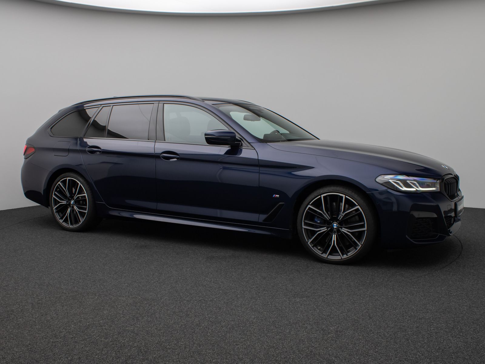 Fahrzeugabbildung BMW 540d xD M Sport Panoram Kamer HUD H/K TV Massage
