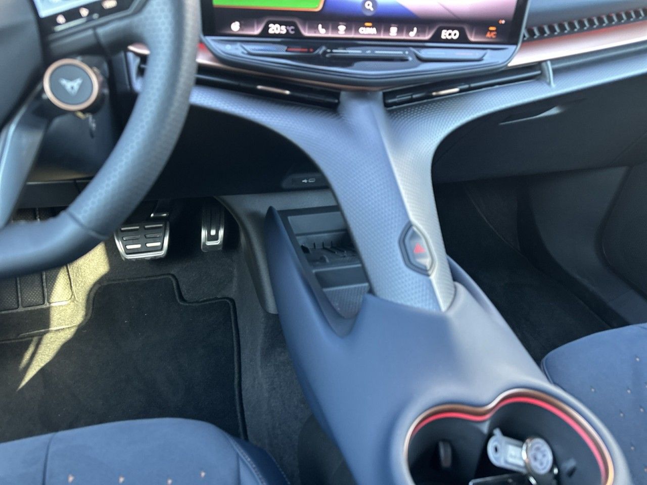 Fahrzeugabbildung CUPRA Tavascan VZ 4Drive 340 PS 77 kWh - mit KI generiert/bearbeitet