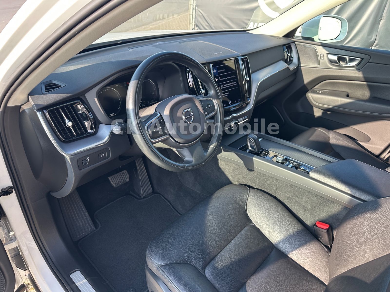 Fahrzeugabbildung Volvo XC60 B4 Momentum Pro AWD/Navi/Leder/Pano/LED/Kam