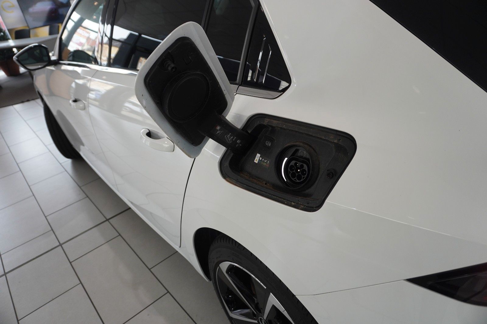 Fahrzeugabbildung Opel Astra L Lim. 1.6 HYBRID ELEGANCE NAVI/LED/KAMERA