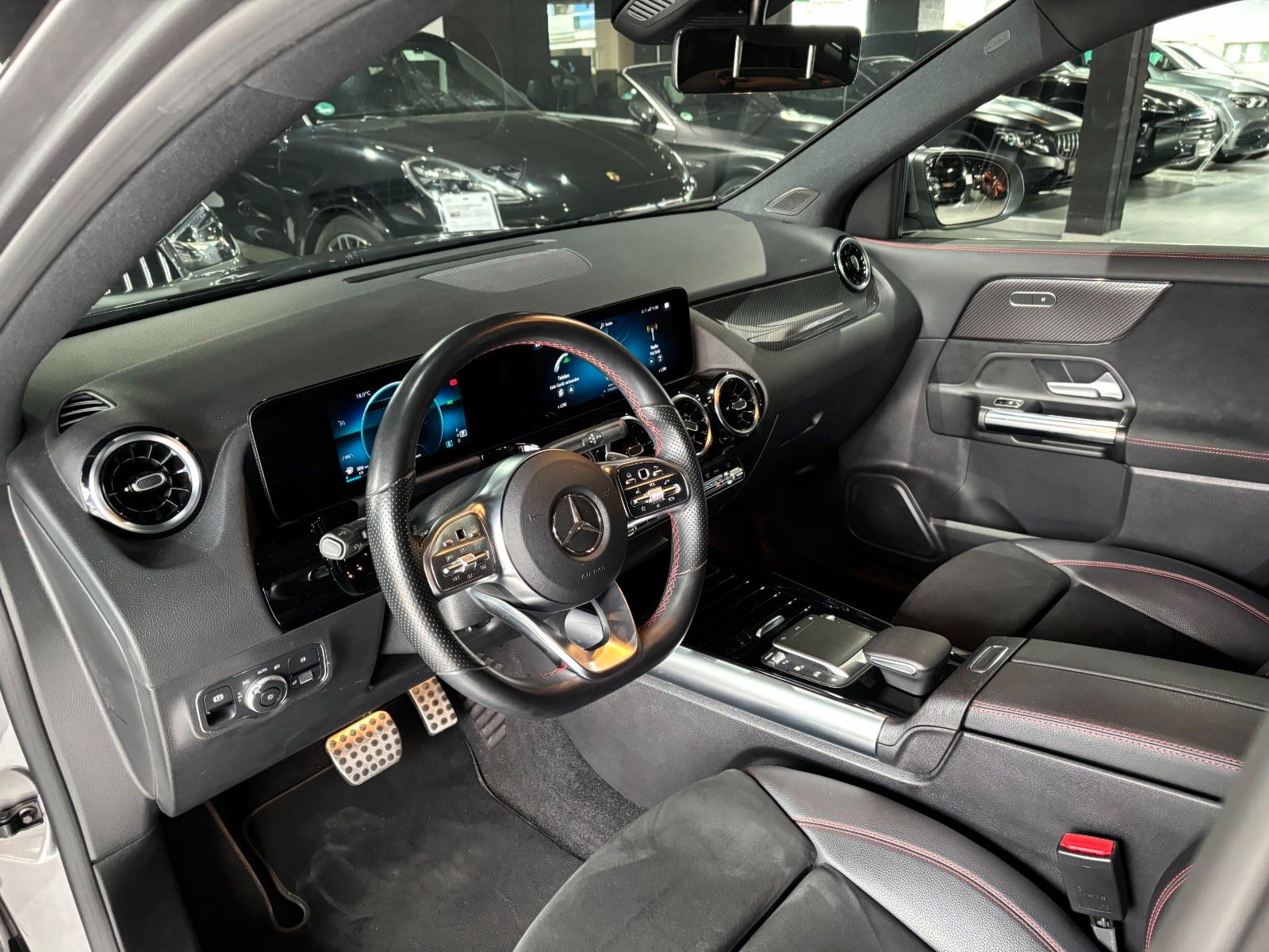Fahrzeugabbildung Mercedes-Benz GLA 220d //AMG LINE//CARBON/KAMERA/MBUX/AHK/SHZ
