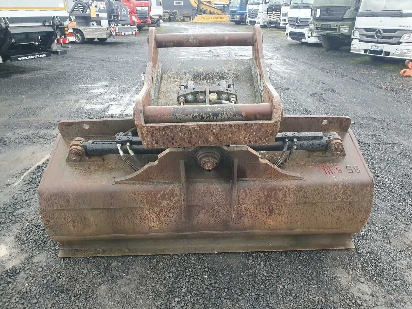 Fahrzeugabbildung Andere Hydraulischer Grabenräumlöffel / schwenkbar OQ80