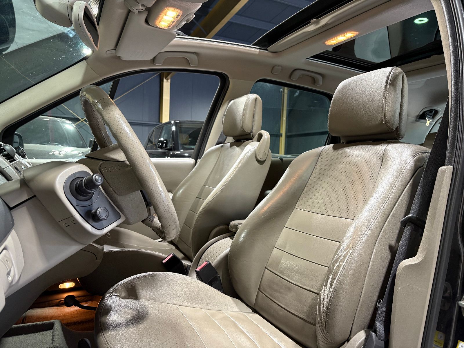 Fahrzeugabbildung Renault Scenic II Grand Privilege/7-SITZ/PANO/NAVI/SHZ/