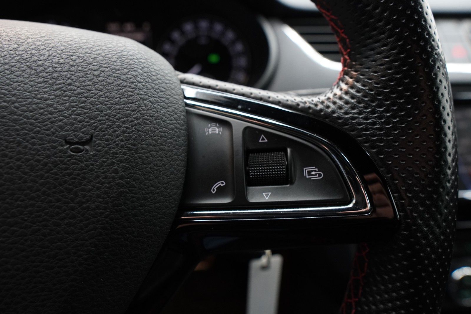 Fahrzeugabbildung SKODA Octavia RS *Autom*Navi*CarPlay*