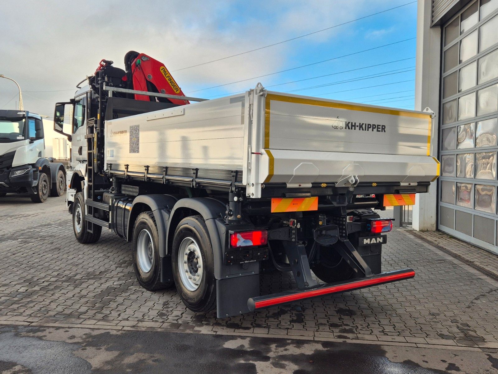 Fahrzeugabbildung MAN TGS 28.510 6x4-4 BL Palfinger PK24.001 Funk AHK