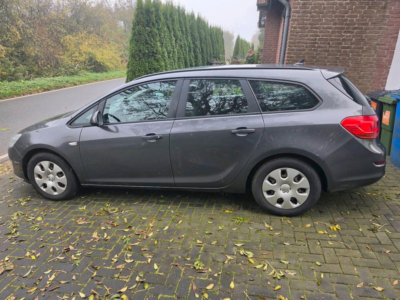 Opel Astra 2012 — rear view